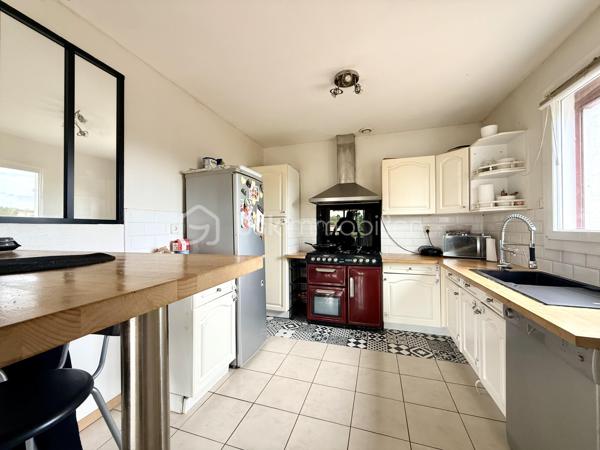 La Villedieu-du-Clain – Maison 113m2 -  3 chambres – DPE C – Sous sol 100m2 - Piscine hors sol
À seulement 20 minutes de Poitiers, découvrez cette maison individuelle de 113 m² habitables, située à 350 mètres à pied du centre du village et de ses commodités.

Implantée sur un terrain clos et arboré de 940 m², elle offre un cadre de vie agréable et fonctionnel, avec de beaux volumes intérieurs, un sous-sol complet et plusieurs espaces extérieurs pour profiter pleinement du jardin.

Une maison familiale aux espaces bien pensés

La pièce de vie se compose d'une cuisine équipée et aménagée de 11 m² ouverte sur un séjour de 28 m², créant un espace convivial et lumineux.

Un salon indépendant de 21 m² avec cheminée et insert complète agréablement l'espace de vie.

L'espace nuit propose :

3 chambres de 10,5 m², 11 m² et 11,5 m² 
une grande salle de bains de 10,5 m² avec baignoire et douche à l'italienne 
une seconde salle d'eau de 3 m²
un WC indépendant
Un sous-sol complet de 100 m²

Rare sur ce type de bien, le sous-sol offre un véritable espace supplémentaire.

Il comprend notamment :

un garage permettant le stationnement de 2 véhicules 
un atelier 
une cave 
un espace buanderie

Un garage supplémentaire de 25 m² attenant vient compléter les dépendances, offrant de nombreuses possibilités de stockage, bricolage ou stationnement.

Un extérieur idéal pour profiter des beaux jours

Le terrain de 940 m², clos et arboré, permet de profiter pleinement des extérieurs.

La maison dispose de deux terrasses :

environ 20 m² dans le prolongement du séjour ;
environ 30 m² à l'arrière de la maison.

Vous profiterez également d'un barbecue en pierre et d'une piscine hors-sol d'environ 25 m³, parfaite pour les journées estivales.

Confort et équipements :
DPE : C
Chauffage par pompe à chaleur air/eau
Cheminée avec insert
Isolation des combles et du sous-sol réalisée en 2021
Double vitrage
Volets roulants électriques
Fibre optique
Tout-à-l'égout

Les + qui font la différence :

✔ 113 m² habitables
✔ 3 chambres
✔ Sous-sol d'environ 100 m²
✔ Garage supplémentaire de 25 m²
✔ Terrain clos et arboré de 940 m²
✔ Piscine hors sol et deux terrasses
✔ DPE C
✔ Centre du village accessible à pied
✔ Poitiers à environ 20 minutes

Une maison complète et fonctionnelle, qui conjugue espace, confort, dépendances et proximité des commodités, dans un environnement résidentiel à seulement quelques minutes de Poitiers.

Pour plus d'informations ou organiser une visite, contactez-moi.