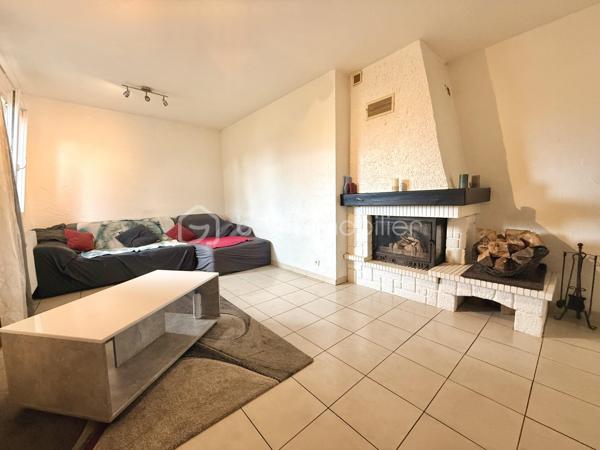 La Villedieu-du-Clain – Maison 113m2 -  3 chambres – DPE C – Sous sol 100m2 - Piscine hors sol
À seulement 20 minutes de Poitiers, découvrez cette maison individuelle de 113 m² habitables, située à 350 mètres à pied du centre du village et de ses commodités.

Implantée sur un terrain clos et arboré de 940 m², elle offre un cadre de vie agréable et fonctionnel, avec de beaux volumes intérieurs, un sous-sol complet et plusieurs espaces extérieurs pour profiter pleinement du jardin.

Une maison familiale aux espaces bien pensés

La pièce de vie se compose d'une cuisine équipée et aménagée de 11 m² ouverte sur un séjour de 28 m², créant un espace convivial et lumineux.

Un salon indépendant de 21 m² avec cheminée et insert complète agréablement l'espace de vie.

L'espace nuit propose :

3 chambres de 10,5 m², 11 m² et 11,5 m² 
une grande salle de bains de 10,5 m² avec baignoire et douche à l'italienne 
une seconde salle d'eau de 3 m²
un WC indépendant
Un sous-sol complet de 100 m²

Rare sur ce type de bien, le sous-sol offre un véritable espace supplémentaire.

Il comprend notamment :

un garage permettant le stationnement de 2 véhicules 
un atelier 
une cave 
un espace buanderie

Un garage supplémentaire de 25 m² attenant vient compléter les dépendances, offrant de nombreuses possibilités de stockage, bricolage ou stationnement.

Un extérieur idéal pour profiter des beaux jours

Le terrain de 940 m², clos et arboré, permet de profiter pleinement des extérieurs.

La maison dispose de deux terrasses :

environ 20 m² dans le prolongement du séjour ;
environ 30 m² à l'arrière de la maison.

Vous profiterez également d'un barbecue en pierre et d'une piscine hors-sol d'environ 25 m³, parfaite pour les journées estivales.

Confort et équipements :
DPE : C
Chauffage par pompe à chaleur air/eau
Cheminée avec insert
Isolation des combles et du sous-sol réalisée en 2021
Double vitrage
Volets roulants électriques
Fibre optique
Tout-à-l'égout

Les + qui font la différence :

✔ 113 m² habitables
✔ 3 chambres
✔ Sous-sol d'environ 100 m²
✔ Garage supplémentaire de 25 m²
✔ Terrain clos et arboré de 940 m²
✔ Piscine hors sol et deux terrasses
✔ DPE C
✔ Centre du village accessible à pied
✔ Poitiers à environ 20 minutes

Une maison complète et fonctionnelle, qui conjugue espace, confort, dépendances et proximité des commodités, dans un environnement résidentiel à seulement quelques minutes de Poitiers.

Pour plus d'informations ou organiser une visite, contactez-moi.
