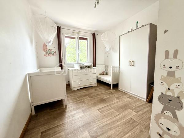 La Villedieu-du-Clain – Maison 113m2 -  3 chambres – DPE C – Sous sol 100m2 - Piscine hors sol
À seulement 20 minutes de Poitiers, découvrez cette maison individuelle de 113 m² habitables, située à 350 mètres à pied du centre du village et de ses commodités.

Implantée sur un terrain clos et arboré de 940 m², elle offre un cadre de vie agréable et fonctionnel, avec de beaux volumes intérieurs, un sous-sol complet et plusieurs espaces extérieurs pour profiter pleinement du jardin.

Une maison familiale aux espaces bien pensés

La pièce de vie se compose d'une cuisine équipée et aménagée de 11 m² ouverte sur un séjour de 28 m², créant un espace convivial et lumineux.

Un salon indépendant de 21 m² avec cheminée et insert complète agréablement l'espace de vie.

L'espace nuit propose :

3 chambres de 10,5 m², 11 m² et 11,5 m² 
une grande salle de bains de 10,5 m² avec baignoire et douche à l'italienne 
une seconde salle d'eau de 3 m²
un WC indépendant
Un sous-sol complet de 100 m²

Rare sur ce type de bien, le sous-sol offre un véritable espace supplémentaire.

Il comprend notamment :

un garage permettant le stationnement de 2 véhicules 
un atelier 
une cave 
un espace buanderie

Un garage supplémentaire de 25 m² attenant vient compléter les dépendances, offrant de nombreuses possibilités de stockage, bricolage ou stationnement.

Un extérieur idéal pour profiter des beaux jours

Le terrain de 940 m², clos et arboré, permet de profiter pleinement des extérieurs.

La maison dispose de deux terrasses :

environ 20 m² dans le prolongement du séjour ;
environ 30 m² à l'arrière de la maison.

Vous profiterez également d'un barbecue en pierre et d'une piscine hors-sol d'environ 25 m³, parfaite pour les journées estivales.

Confort et équipements :
DPE : C
Chauffage par pompe à chaleur air/eau
Cheminée avec insert
Isolation des combles et du sous-sol réalisée en 2021
Double vitrage
Volets roulants électriques
Fibre optique
Tout-à-l'égout

Les + qui font la différence :

✔ 113 m² habitables
✔ 3 chambres
✔ Sous-sol d'environ 100 m²
✔ Garage supplémentaire de 25 m²
✔ Terrain clos et arboré de 940 m²
✔ Piscine hors sol et deux terrasses
✔ DPE C
✔ Centre du village accessible à pied
✔ Poitiers à environ 20 minutes

Une maison complète et fonctionnelle, qui conjugue espace, confort, dépendances et proximité des commodités, dans un environnement résidentiel à seulement quelques minutes de Poitiers.

Pour plus d'informations ou organiser une visite, contactez-moi.
