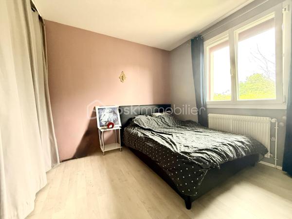 La Villedieu-du-Clain – Maison 113m2 -  3 chambres – DPE C – Sous sol 100m2 - Piscine hors sol
À seulement 20 minutes de Poitiers, découvrez cette maison individuelle de 113 m² habitables, située à 350 mètres à pied du centre du village et de ses commodités.

Implantée sur un terrain clos et arboré de 940 m², elle offre un cadre de vie agréable et fonctionnel, avec de beaux volumes intérieurs, un sous-sol complet et plusieurs espaces extérieurs pour profiter pleinement du jardin.

Une maison familiale aux espaces bien pensés

La pièce de vie se compose d'une cuisine équipée et aménagée de 11 m² ouverte sur un séjour de 28 m², créant un espace convivial et lumineux.

Un salon indépendant de 21 m² avec cheminée et insert complète agréablement l'espace de vie.

L'espace nuit propose :

3 chambres de 10,5 m², 11 m² et 11,5 m² 
une grande salle de bains de 10,5 m² avec baignoire et douche à l'italienne 
une seconde salle d'eau de 3 m²
un WC indépendant
Un sous-sol complet de 100 m²

Rare sur ce type de bien, le sous-sol offre un véritable espace supplémentaire.

Il comprend notamment :

un garage permettant le stationnement de 2 véhicules 
un atelier 
une cave 
un espace buanderie

Un garage supplémentaire de 25 m² attenant vient compléter les dépendances, offrant de nombreuses possibilités de stockage, bricolage ou stationnement.

Un extérieur idéal pour profiter des beaux jours

Le terrain de 940 m², clos et arboré, permet de profiter pleinement des extérieurs.

La maison dispose de deux terrasses :

environ 20 m² dans le prolongement du séjour ;
environ 30 m² à l'arrière de la maison.

Vous profiterez également d'un barbecue en pierre et d'une piscine hors-sol d'environ 25 m³, parfaite pour les journées estivales.

Confort et équipements :
DPE : C
Chauffage par pompe à chaleur air/eau
Cheminée avec insert
Isolation des combles et du sous-sol réalisée en 2021
Double vitrage
Volets roulants électriques
Fibre optique
Tout-à-l'égout

Les + qui font la différence :

✔ 113 m² habitables
✔ 3 chambres
✔ Sous-sol d'environ 100 m²
✔ Garage supplémentaire de 25 m²
✔ Terrain clos et arboré de 940 m²
✔ Piscine hors sol et deux terrasses
✔ DPE C
✔ Centre du village accessible à pied
✔ Poitiers à environ 20 minutes

Une maison complète et fonctionnelle, qui conjugue espace, confort, dépendances et proximité des commodités, dans un environnement résidentiel à seulement quelques minutes de Poitiers.

Pour plus d'informations ou organiser une visite, contactez-moi.