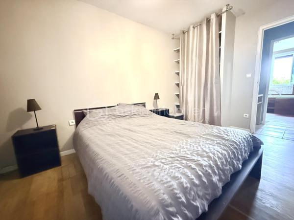 La Villedieu-du-Clain – Maison 113m2 -  3 chambres – DPE C – Sous sol 100m2 - Piscine hors sol
À seulement 20 minutes de Poitiers, découvrez cette maison individuelle de 113 m² habitables, située à 350 mètres à pied du centre du village et de ses commodités.

Implantée sur un terrain clos et arboré de 940 m², elle offre un cadre de vie agréable et fonctionnel, avec de beaux volumes intérieurs, un sous-sol complet et plusieurs espaces extérieurs pour profiter pleinement du jardin.

Une maison familiale aux espaces bien pensés

La pièce de vie se compose d'une cuisine équipée et aménagée de 11 m² ouverte sur un séjour de 28 m², créant un espace convivial et lumineux.

Un salon indépendant de 21 m² avec cheminée et insert complète agréablement l'espace de vie.

L'espace nuit propose :

3 chambres de 10,5 m², 11 m² et 11,5 m² 
une grande salle de bains de 10,5 m² avec baignoire et douche à l'italienne 
une seconde salle d'eau de 3 m²
un WC indépendant
Un sous-sol complet de 100 m²

Rare sur ce type de bien, le sous-sol offre un véritable espace supplémentaire.

Il comprend notamment :

un garage permettant le stationnement de 2 véhicules 
un atelier 
une cave 
un espace buanderie

Un garage supplémentaire de 25 m² attenant vient compléter les dépendances, offrant de nombreuses possibilités de stockage, bricolage ou stationnement.

Un extérieur idéal pour profiter des beaux jours

Le terrain de 940 m², clos et arboré, permet de profiter pleinement des extérieurs.

La maison dispose de deux terrasses :

environ 20 m² dans le prolongement du séjour ;
environ 30 m² à l'arrière de la maison.

Vous profiterez également d'un barbecue en pierre et d'une piscine hors-sol d'environ 25 m³, parfaite pour les journées estivales.

Confort et équipements :
DPE : C
Chauffage par pompe à chaleur air/eau
Cheminée avec insert
Isolation des combles et du sous-sol réalisée en 2021
Double vitrage
Volets roulants électriques
Fibre optique
Tout-à-l'égout

Les + qui font la différence :

✔ 113 m² habitables
✔ 3 chambres
✔ Sous-sol d'environ 100 m²
✔ Garage supplémentaire de 25 m²
✔ Terrain clos et arboré de 940 m²
✔ Piscine hors sol et deux terrasses
✔ DPE C
✔ Centre du village accessible à pied
✔ Poitiers à environ 20 minutes

Une maison complète et fonctionnelle, qui conjugue espace, confort, dépendances et proximité des commodités, dans un environnement résidentiel à seulement quelques minutes de Poitiers.

Pour plus d'informations ou organiser une visite, contactez-moi.