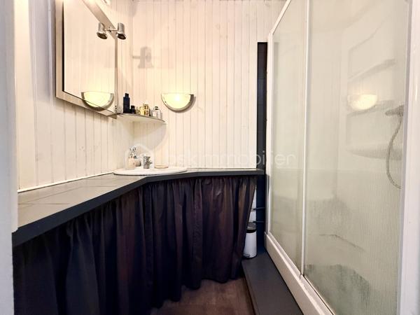 La Villedieu-du-Clain – Maison 113m2 -  3 chambres – DPE C – Sous sol 100m2 - Piscine hors sol
À seulement 20 minutes de Poitiers, découvrez cette maison individuelle de 113 m² habitables, située à 350 mètres à pied du centre du village et de ses commodités.

Implantée sur un terrain clos et arboré de 940 m², elle offre un cadre de vie agréable et fonctionnel, avec de beaux volumes intérieurs, un sous-sol complet et plusieurs espaces extérieurs pour profiter pleinement du jardin.

Une maison familiale aux espaces bien pensés

La pièce de vie se compose d'une cuisine équipée et aménagée de 11 m² ouverte sur un séjour de 28 m², créant un espace convivial et lumineux.

Un salon indépendant de 21 m² avec cheminée et insert complète agréablement l'espace de vie.

L'espace nuit propose :

3 chambres de 10,5 m², 11 m² et 11,5 m² 
une grande salle de bains de 10,5 m² avec baignoire et douche à l'italienne 
une seconde salle d'eau de 3 m²
un WC indépendant
Un sous-sol complet de 100 m²

Rare sur ce type de bien, le sous-sol offre un véritable espace supplémentaire.

Il comprend notamment :

un garage permettant le stationnement de 2 véhicules 
un atelier 
une cave 
un espace buanderie

Un garage supplémentaire de 25 m² attenant vient compléter les dépendances, offrant de nombreuses possibilités de stockage, bricolage ou stationnement.

Un extérieur idéal pour profiter des beaux jours

Le terrain de 940 m², clos et arboré, permet de profiter pleinement des extérieurs.

La maison dispose de deux terrasses :

environ 20 m² dans le prolongement du séjour ;
environ 30 m² à l'arrière de la maison.

Vous profiterez également d'un barbecue en pierre et d'une piscine hors-sol d'environ 25 m³, parfaite pour les journées estivales.

Confort et équipements :
DPE : C
Chauffage par pompe à chaleur air/eau
Cheminée avec insert
Isolation des combles et du sous-sol réalisée en 2021
Double vitrage
Volets roulants électriques
Fibre optique
Tout-à-l'égout

Les + qui font la différence :

✔ 113 m² habitables
✔ 3 chambres
✔ Sous-sol d'environ 100 m²
✔ Garage supplémentaire de 25 m²
✔ Terrain clos et arboré de 940 m²
✔ Piscine hors sol et deux terrasses
✔ DPE C
✔ Centre du village accessible à pied
✔ Poitiers à environ 20 minutes

Une maison complète et fonctionnelle, qui conjugue espace, confort, dépendances et proximité des commodités, dans un environnement résidentiel à seulement quelques minutes de Poitiers.

Pour plus d'informations ou organiser une visite, contactez-moi.