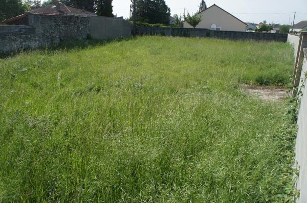 TERRAIN CONSTRUCTIBLE 897 M² CLOS DE MUR A VIABILISER