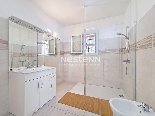 A VENDRE - ROQUETTES - Maison T5 de 130m² avec double garage, caves et piscine