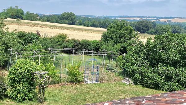 Maison L Isle Jourdain 240 m2 sur un terrain arboré de 4075m², garages, piscine, vue imprenable