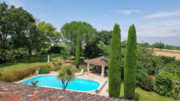 Maison L Isle Jourdain 240 m2 sur un terrain arboré de 4075m², garages, piscine, vue imprenable