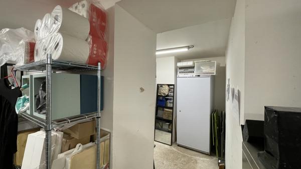 Local Commercial
        
        - 43 m² 309 750 € *