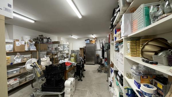 Local Commercial
        
        - 43 m² 309 750 € *