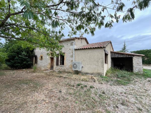 A 5 minutes de Monflanquin et 15 mn de Villeneuve sur Lot, en campagne, sans voisin proche, cette maison en pierres de plain pied plaira à qui veut vivre tranquille à la campagne ! Sa surface de 57,60 m² offre une grand séjour avec coin cuisine et poële , Montagnac sur lede