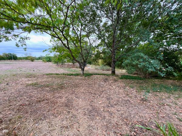 A 5 minutes de Monflanquin et 15 mn de Villeneuve sur Lot, en campagne, sans voisin proche, cette maison en pierres de plain pied plaira à qui veut vivre tranquille à la campagne ! Sa surface de 57,60 m² offre une grand séjour avec coin cuisine et poële , Montagnac sur lede