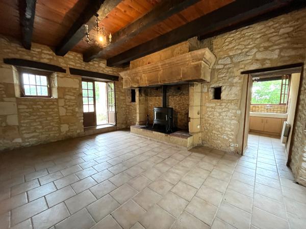 A 5 minutes de Monflanquin et 15 mn de Villeneuve sur Lot, en campagne, sans voisin proche, cette maison en pierres de plain pied plaira à qui veut vivre tranquille à la campagne ! Sa surface de 57,60 m² offre une grand séjour avec coin cuisine et poële , Montagnac sur lede
