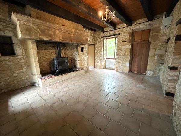 A 5 minutes de Monflanquin et 15 mn de Villeneuve sur Lot, en campagne, sans voisin proche, cette maison en pierres de plain pied plaira à qui veut vivre tranquille à la campagne ! Sa surface de 57,60 m² offre une grand séjour avec coin cuisine et poële , Montagnac sur lede