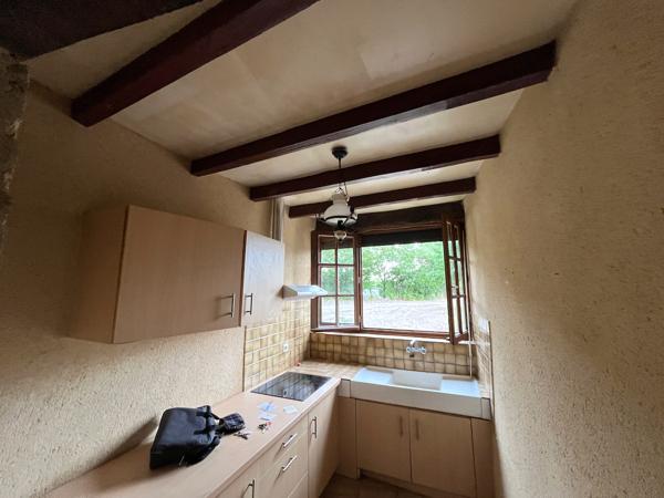 A 5 minutes de Monflanquin et 15 mn de Villeneuve sur Lot, en campagne, sans voisin proche, cette maison en pierres de plain pied plaira à qui veut vivre tranquille à la campagne ! Sa surface de 57,60 m² offre une grand séjour avec coin cuisine et poële , Montagnac sur lede