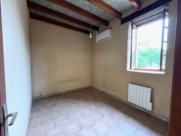 A 5 minutes de Monflanquin et 15 mn de Villeneuve sur Lot, en campagne, sans voisin proche, cette maison en pierres de plain pied plaira à qui veut vivre tranquille à la campagne ! Sa surface de 57,60 m² offre une grand séjour avec coin cuisine et poële , Montagnac sur lede
