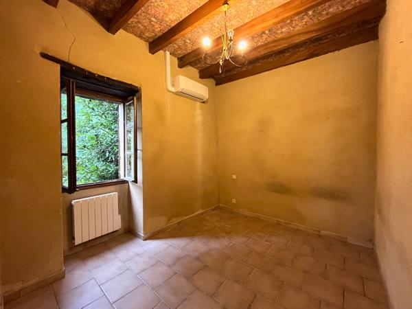 A 5 minutes de Monflanquin et 15 mn de Villeneuve sur Lot, en campagne, sans voisin proche, cette maison en pierres de plain pied plaira à qui veut vivre tranquille à la campagne ! Sa surface de 57,60 m² offre une grand séjour avec coin cuisine et poële , Montagnac sur lede