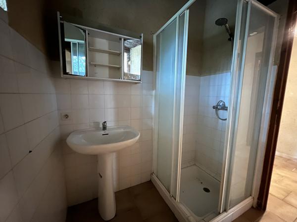 A 5 minutes de Monflanquin et 15 mn de Villeneuve sur Lot, en campagne, sans voisin proche, cette maison en pierres de plain pied plaira à qui veut vivre tranquille à la campagne ! Sa surface de 57,60 m² offre une grand séjour avec coin cuisine et poële , Montagnac sur lede