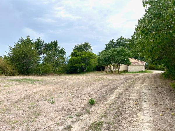 A 5 minutes de Monflanquin et 15 mn de Villeneuve sur Lot, en campagne, sans voisin proche, cette maison en pierres de plain pied plaira à qui veut vivre tranquille à la campagne ! Sa surface de 57,60 m² offre une grand séjour avec coin cuisine et poële , Montagnac sur lede