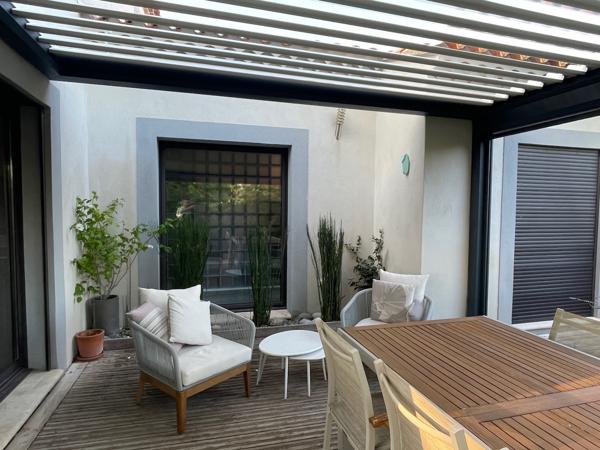 VEDENE - PROCHE AVIGNON - MAISON MODERNE DE 135M² DE SURFACE HABITABLE SUR UN TERRAIN DE 500 M² - GARAGE - PARKINGS