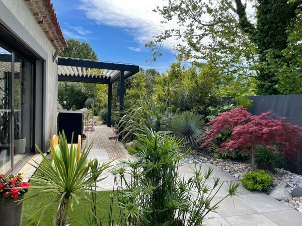 VEDENE - PROCHE AVIGNON - MAISON MODERNE DE 135M² DE SURFACE HABITABLE SUR UN TERRAIN DE 500 M² - GARAGE - PARKINGS