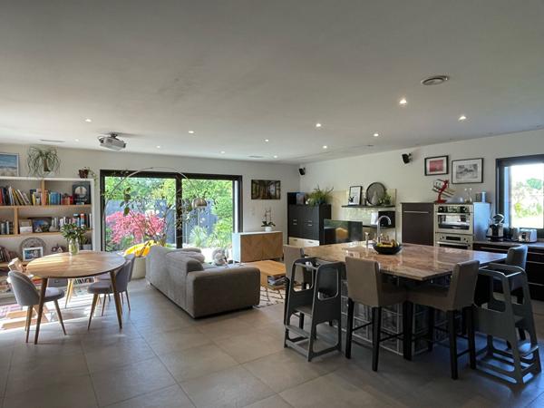 VEDENE - PROCHE AVIGNON - MAISON MODERNE DE 135M² DE SURFACE HABITABLE SUR UN TERRAIN DE 500 M² - GARAGE - PARKINGS