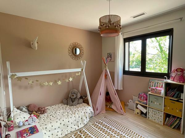 VEDENE - PROCHE AVIGNON - MAISON MODERNE DE 135M² DE SURFACE HABITABLE SUR UN TERRAIN DE 500 M² - GARAGE - PARKINGS