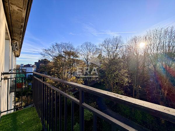 Appartement 4 pièces traversant avec balcon, cave et parking à Sèvres Rive Gauche