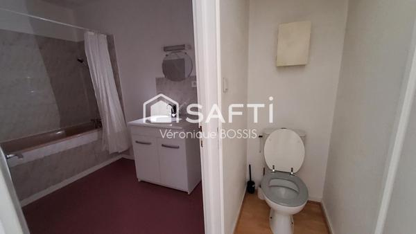 IMMEUBLE DE RAPPORT A SAINTE FLAIVE DES LOUPS (8515)