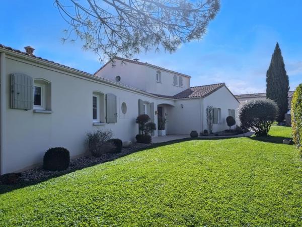 Spacieuse maison de 202 m² à Vouillé Bourg