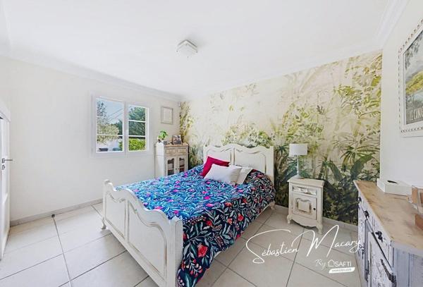 Maison de plain-pied - 5 chambres - Terrain de 840 m²
