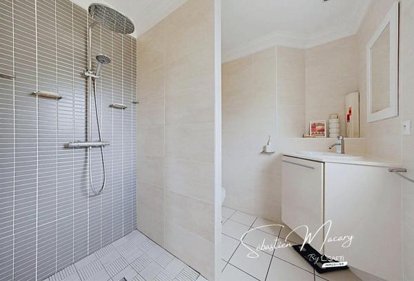 Maison de plain-pied - 5 chambres - Terrain de 840 m²