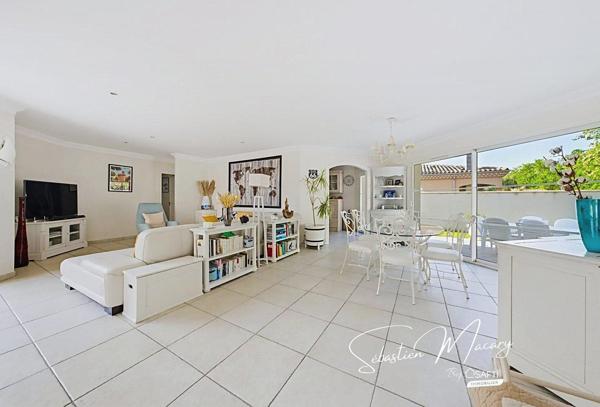Maison de plain-pied - 5 chambres - Terrain de 840 m²