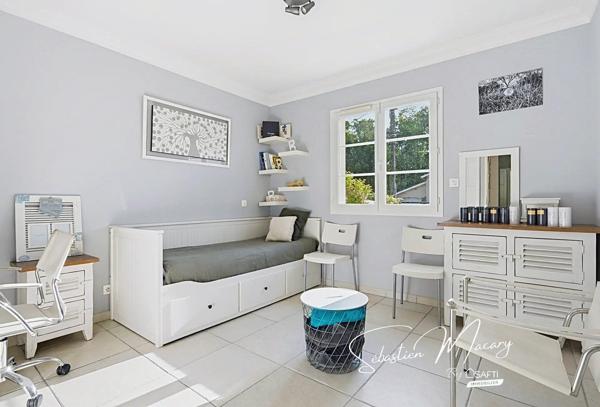 Maison de plain-pied - 5 chambres - Terrain de 840 m²