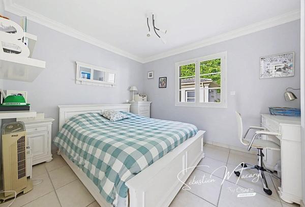 Maison de plain-pied - 5 chambres - Terrain de 840 m²