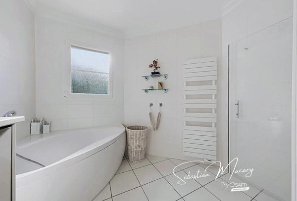 Maison de plain-pied - 5 chambres - Terrain de 840 m²