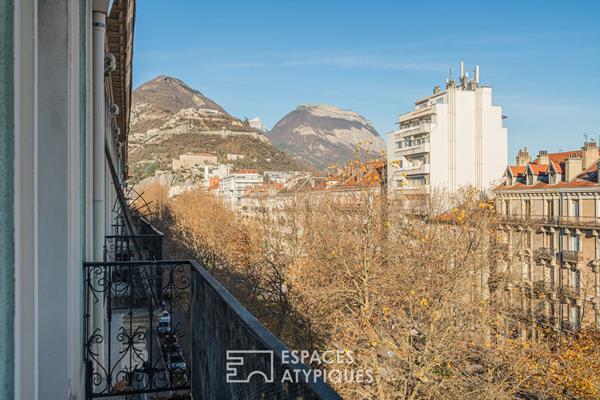 Duplex au centre ville en dernier étage avec vue montagnes