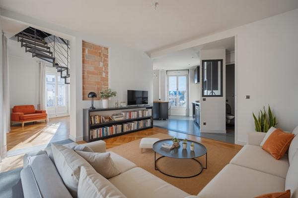 Duplex au centre ville en dernier étage avec vue montagnes