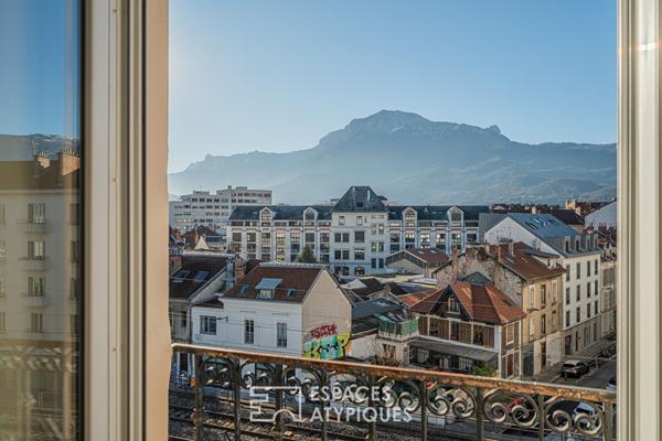 Duplex au centre ville en dernier étage avec vue montagnes