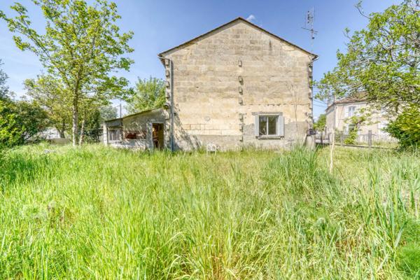 Saint-Yzan-de-Soudiac (33920) Maison à rénover en R+1 de 80m2 sur parcelle constructible de 944m2