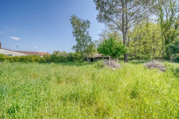 Saint-Yzan-de-Soudiac (33920) Maison à rénover en R+1 de 80m2 sur parcelle constructible de 944m2