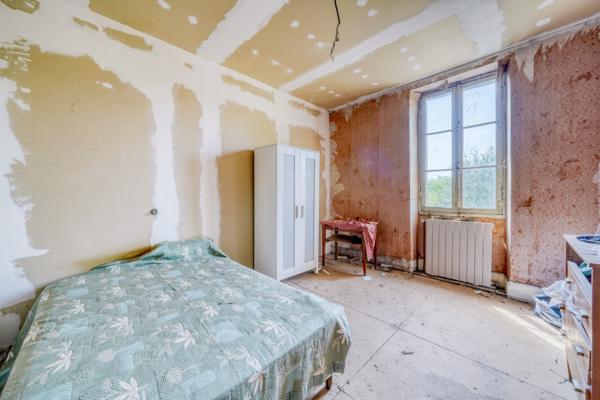 Saint-Yzan-de-Soudiac (33920) Maison à rénover en R+1 de 80m2 sur parcelle constructible de 944m2