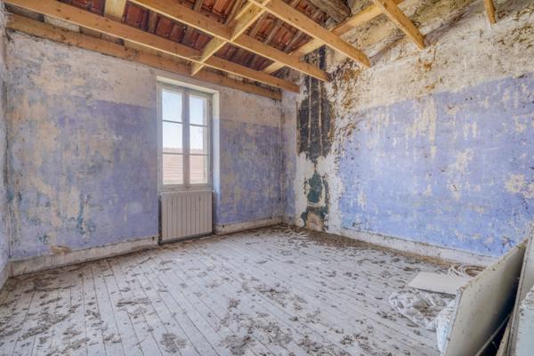 Saint-Yzan-de-Soudiac (33920) Maison à rénover en R+1 de 80m2 sur parcelle constructible de 944m2