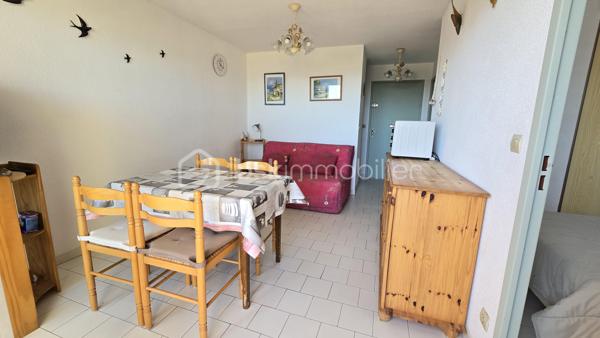 Charmant T2 à Frontignan Plage à seulement 50 mètres de la mer
Idéalement situé  dans  la  charmante station balnéaire de Frontignan Plage, découvrez cet agréable appartement de type 2 d’une superficie de 27 m².
Ce bien se compose :
d’une pièce principale lumineuse avec kitchenette équipée et aménagée,
d’une chambre avec placard,
d’une salle d’eau,
d’une buanderie ainsi que d’une belle terrasse offrant une vue dégagée sur l’étang.
Parfait pour une résidence secondaire, un investissement locatif ou pour profiter pleinement du littoral méditerranéen dans un environnement calme et recherché.
À proximité immédiate des plages, commerces et animations estivales.
À visiter sans tarder !