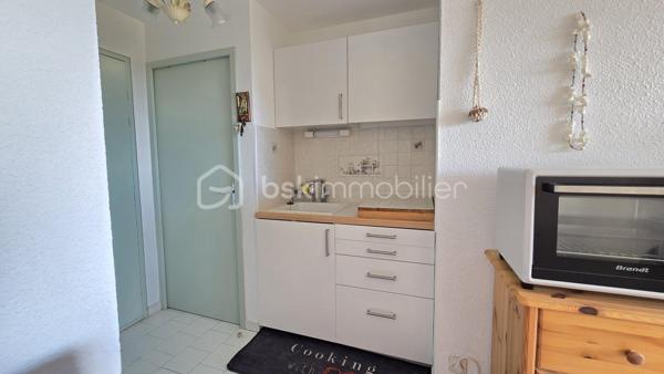 Charmant T2 à Frontignan Plage à seulement 50 mètres de la mer
Idéalement situé  dans  la  charmante station balnéaire de Frontignan Plage, découvrez cet agréable appartement de type 2 d’une superficie de 27 m².
Ce bien se compose :
d’une pièce principale lumineuse avec kitchenette équipée et aménagée,
d’une chambre avec placard,
d’une salle d’eau,
d’une buanderie ainsi que d’une belle terrasse offrant une vue dégagée sur l’étang.
Parfait pour une résidence secondaire, un investissement locatif ou pour profiter pleinement du littoral méditerranéen dans un environnement calme et recherché.
À proximité immédiate des plages, commerces et animations estivales.
À visiter sans tarder !