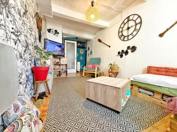 MAISON DE VILLAGE – 90 m² – 5 PIÈCES – CHARME & POTENTIEL

📍 Située au cœur de Villeneuve-lès-Béziers, cette maison de village sur plusieurs niveaux offre de beaux volumes et un agencement fonctionnel, idéale pour une résidence principale ou un investissement locatif.

🔹 Rez-de-chaussée :
• Grande entrée avec espace buanderie / rangement
• Salle d’eau 
• Cave idéale pour stockage / atelier

🔹 1er étage :
• Salon / séjour
• Cuisine
• Salle de bain 
• Première chambre

🔹 Dernier étage :
• Deux chambres supplémentaires dont une chambre mansardée

✨ Les + :
• Beaux volumes
• Cave pratique pour stockage
• Charme de l’ancien avec potentiel d’aménagement
• Stationnement et commodités à proximité

💡 Idéal pour :
• Premier achat
• Résidence principale
• Investissement locatif
• Maison de vacances au cœur du village