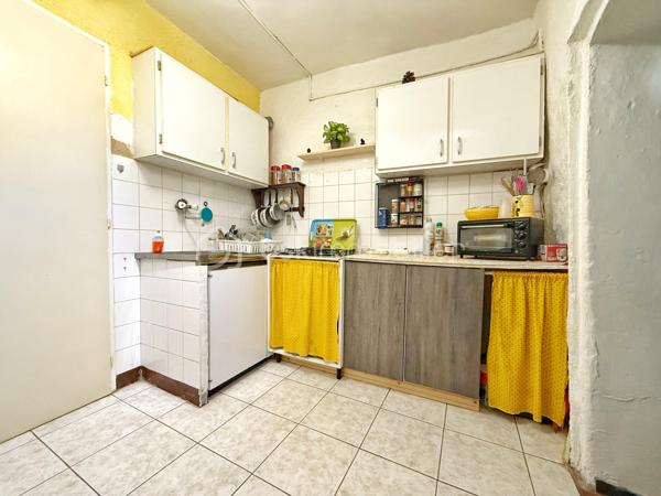 MAISON DE VILLAGE – 90 m² – 5 PIÈCES – CHARME & POTENTIEL

📍 Située au cœur de Villeneuve-lès-Béziers, cette maison de village sur plusieurs niveaux offre de beaux volumes et un agencement fonctionnel, idéale pour une résidence principale ou un investissement locatif.

🔹 Rez-de-chaussée :
• Grande entrée avec espace buanderie / rangement
• Salle d’eau 
• Cave idéale pour stockage / atelier

🔹 1er étage :
• Salon / séjour
• Cuisine
• Salle de bain 
• Première chambre

🔹 Dernier étage :
• Deux chambres supplémentaires dont une chambre mansardée

✨ Les + :
• Beaux volumes
• Cave pratique pour stockage
• Charme de l’ancien avec potentiel d’aménagement
• Stationnement et commodités à proximité

💡 Idéal pour :
• Premier achat
• Résidence principale
• Investissement locatif
• Maison de vacances au cœur du village