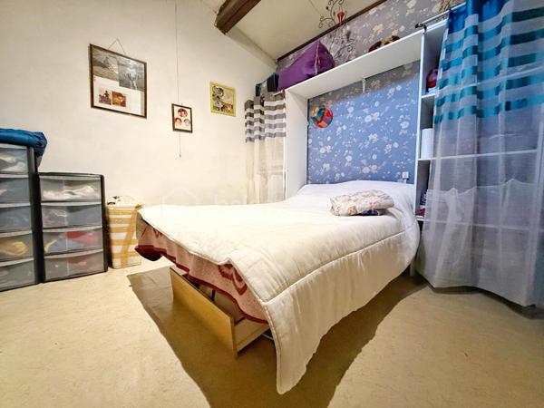 MAISON DE VILLAGE – 90 m² – 5 PIÈCES – CHARME & POTENTIEL

📍 Située au cœur de Villeneuve-lès-Béziers, cette maison de village sur plusieurs niveaux offre de beaux volumes et un agencement fonctionnel, idéale pour une résidence principale ou un investissement locatif.

🔹 Rez-de-chaussée :
• Grande entrée avec espace buanderie / rangement
• Salle d’eau 
• Cave idéale pour stockage / atelier

🔹 1er étage :
• Salon / séjour
• Cuisine
• Salle de bain 
• Première chambre

🔹 Dernier étage :
• Deux chambres supplémentaires dont une chambre mansardée

✨ Les + :
• Beaux volumes
• Cave pratique pour stockage
• Charme de l’ancien avec potentiel d’aménagement
• Stationnement et commodités à proximité

💡 Idéal pour :
• Premier achat
• Résidence principale
• Investissement locatif
• Maison de vacances au cœur du village