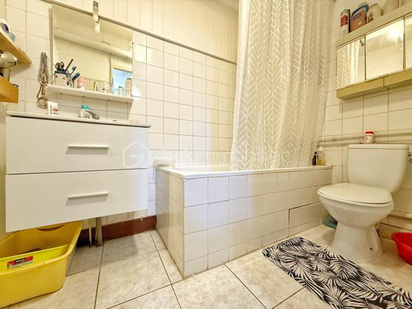 MAISON DE VILLAGE – 90 m² – 5 PIÈCES – CHARME & POTENTIEL

📍 Située au cœur de Villeneuve-lès-Béziers, cette maison de village sur plusieurs niveaux offre de beaux volumes et un agencement fonctionnel, idéale pour une résidence principale ou un investissement locatif.

🔹 Rez-de-chaussée :
• Grande entrée avec espace buanderie / rangement
• Salle d’eau 
• Cave idéale pour stockage / atelier

🔹 1er étage :
• Salon / séjour
• Cuisine
• Salle de bain 
• Première chambre

🔹 Dernier étage :
• Deux chambres supplémentaires dont une chambre mansardée

✨ Les + :
• Beaux volumes
• Cave pratique pour stockage
• Charme de l’ancien avec potentiel d’aménagement
• Stationnement et commodités à proximité

💡 Idéal pour :
• Premier achat
• Résidence principale
• Investissement locatif
• Maison de vacances au cœur du village