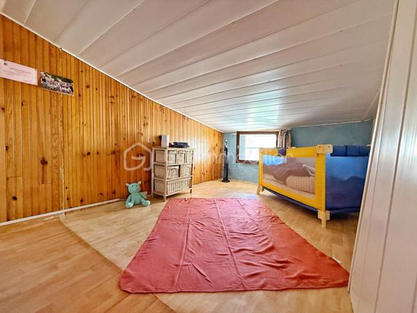 MAISON DE VILLAGE – 90 m² – 5 PIÈCES – CHARME & POTENTIEL

📍 Située au cœur de Villeneuve-lès-Béziers, cette maison de village sur plusieurs niveaux offre de beaux volumes et un agencement fonctionnel, idéale pour une résidence principale ou un investissement locatif.

🔹 Rez-de-chaussée :
• Grande entrée avec espace buanderie / rangement
• Salle d’eau 
• Cave idéale pour stockage / atelier

🔹 1er étage :
• Salon / séjour
• Cuisine
• Salle de bain 
• Première chambre

🔹 Dernier étage :
• Deux chambres supplémentaires dont une chambre mansardée

✨ Les + :
• Beaux volumes
• Cave pratique pour stockage
• Charme de l’ancien avec potentiel d’aménagement
• Stationnement et commodités à proximité

💡 Idéal pour :
• Premier achat
• Résidence principale
• Investissement locatif
• Maison de vacances au cœur du village