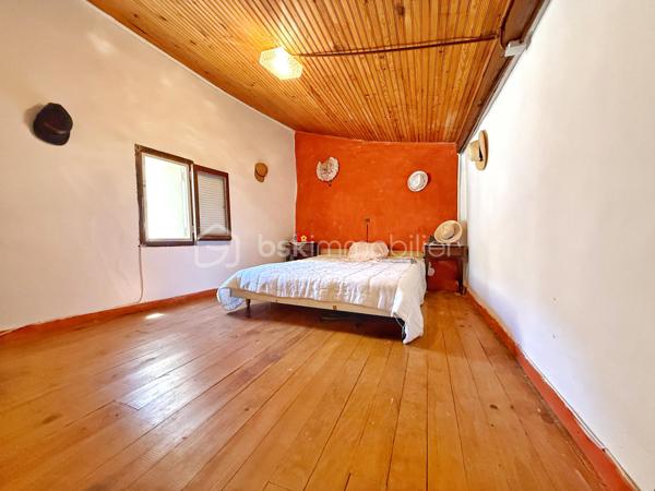 MAISON DE VILLAGE – 90 m² – 5 PIÈCES – CHARME & POTENTIEL

📍 Située au cœur de Villeneuve-lès-Béziers, cette maison de village sur plusieurs niveaux offre de beaux volumes et un agencement fonctionnel, idéale pour une résidence principale ou un investissement locatif.

🔹 Rez-de-chaussée :
• Grande entrée avec espace buanderie / rangement
• Salle d’eau 
• Cave idéale pour stockage / atelier

🔹 1er étage :
• Salon / séjour
• Cuisine
• Salle de bain 
• Première chambre

🔹 Dernier étage :
• Deux chambres supplémentaires dont une chambre mansardée

✨ Les + :
• Beaux volumes
• Cave pratique pour stockage
• Charme de l’ancien avec potentiel d’aménagement
• Stationnement et commodités à proximité

💡 Idéal pour :
• Premier achat
• Résidence principale
• Investissement locatif
• Maison de vacances au cœur du village