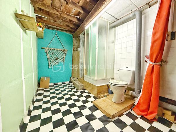 MAISON DE VILLAGE – 90 m² – 5 PIÈCES – CHARME & POTENTIEL

📍 Située au cœur de Villeneuve-lès-Béziers, cette maison de village sur plusieurs niveaux offre de beaux volumes et un agencement fonctionnel, idéale pour une résidence principale ou un investissement locatif.

🔹 Rez-de-chaussée :
• Grande entrée avec espace buanderie / rangement
• Salle d’eau 
• Cave idéale pour stockage / atelier

🔹 1er étage :
• Salon / séjour
• Cuisine
• Salle de bain 
• Première chambre

🔹 Dernier étage :
• Deux chambres supplémentaires dont une chambre mansardée

✨ Les + :
• Beaux volumes
• Cave pratique pour stockage
• Charme de l’ancien avec potentiel d’aménagement
• Stationnement et commodités à proximité

💡 Idéal pour :
• Premier achat
• Résidence principale
• Investissement locatif
• Maison de vacances au cœur du village